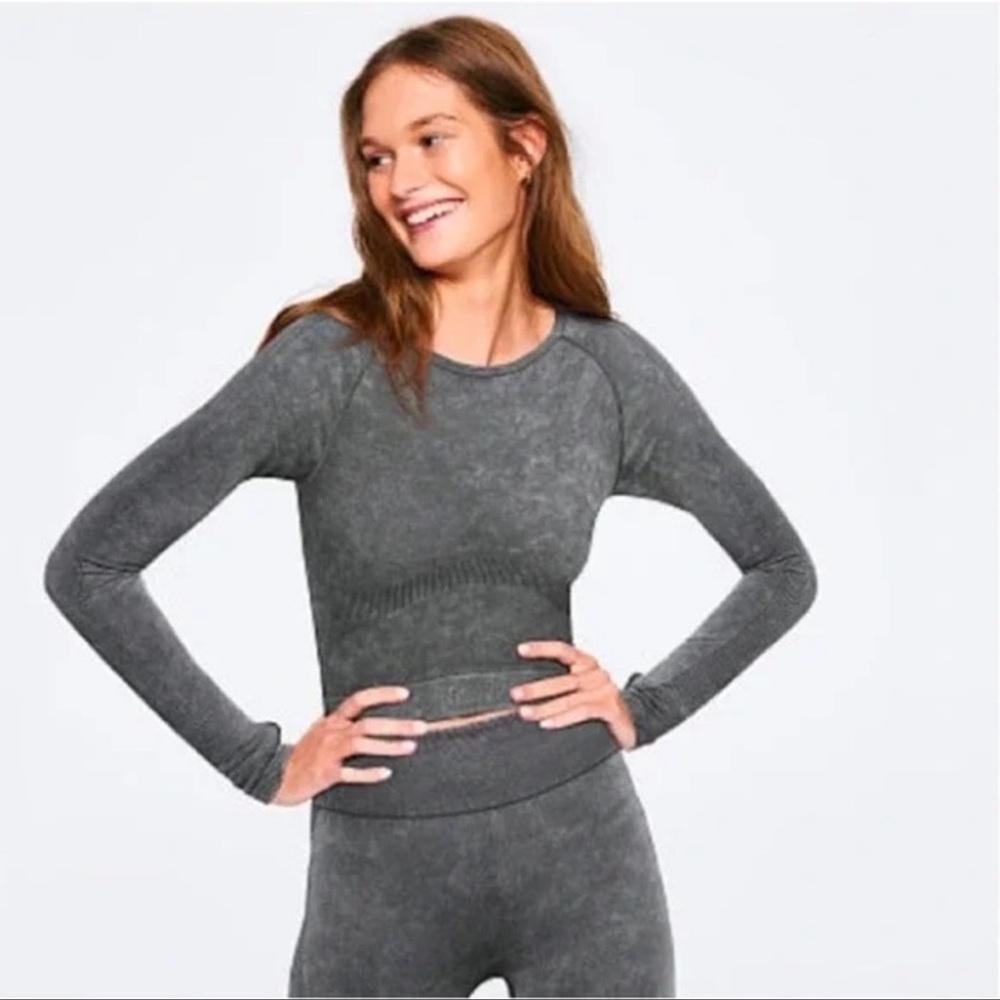 NWOT Victoria’s Secret Pink Seamless Long Sleeve Workout Crop Size Medium